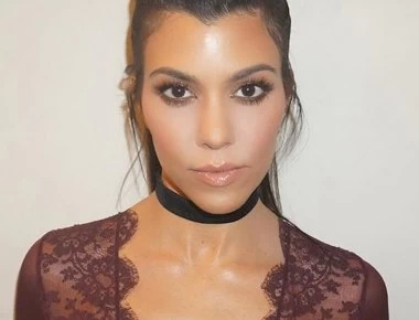 Η αισθησιακή πόζα της Κόρτνεϊ Καρντάσιαν «έριξε» το instagram - Η θάλασσα «χαϊδεύει» το κορμί της (φώτο)